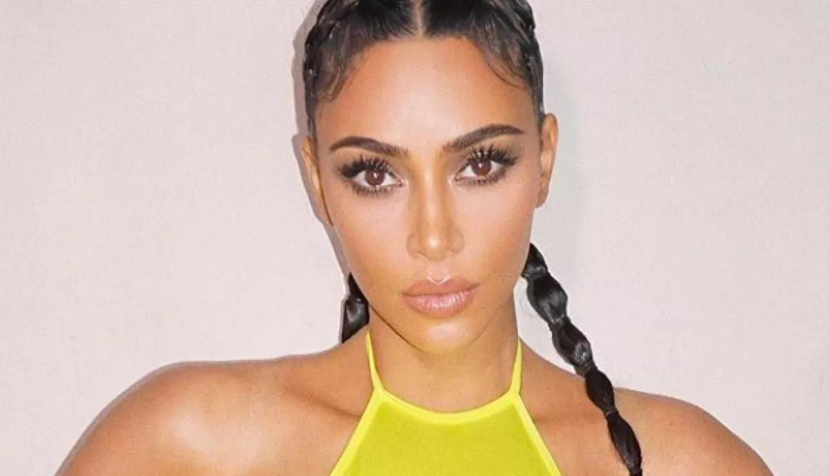 Kim Kardashian dereka akkora, mint egy kisiskolásé! - Fotók