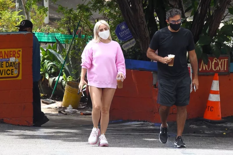 Polansky és Gaga most sétálni ment, amikor paparazzik csípték el őket. Az énekesnő egy XXXXXL-es, most divatos pulcsiban kelt útra. Talán csak a nadrágot felejtette el.