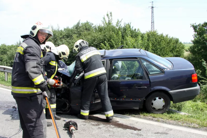 A beszorult sofőrt a Fejér megyei katasztrófavédelmi műveleti szolgálat irányítása mellett a székesfehérvári hivatásos tűzoltók hidraulikus mentőszerszámokkal szabadították ki a roncsok közül. 
