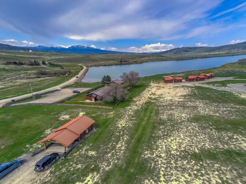 Tavaly nyáron vették meg azt a Monster Lake Ranch nevű 3000 hektáros birtokon Wyomingban, ember nem hitte, hogy képesek lesznek ide lejönni. Úgy tűnik, mégis. Nem akármilyen szettben állt ki Kim és Kanye a gangra.