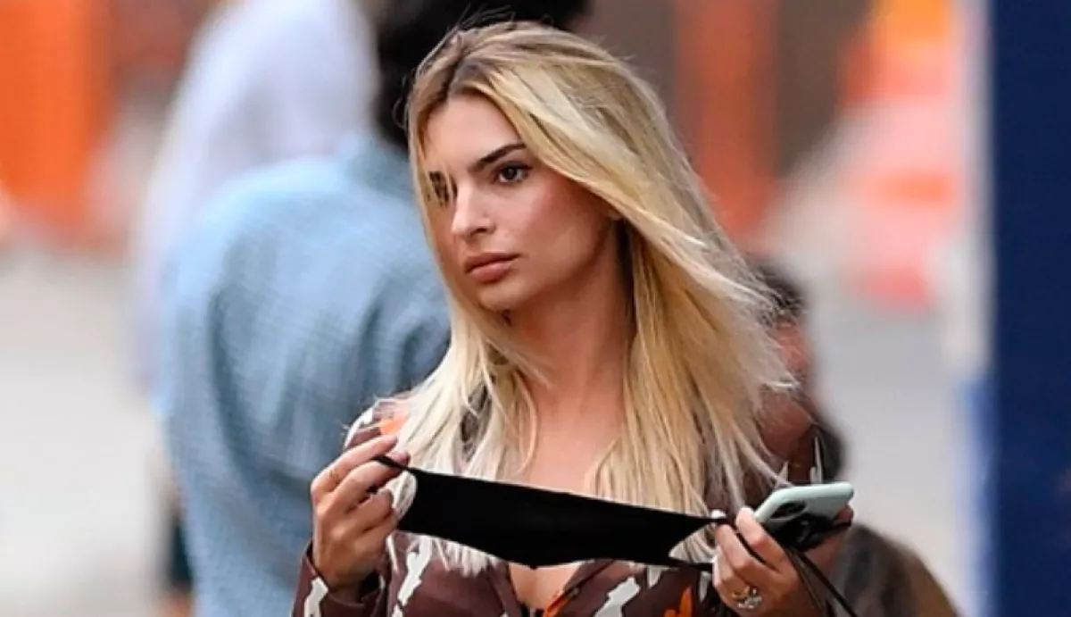 Meztelenruhában ment Emily Ratajkowski kávézni - megdöbbentek a járókelők! - Fotók