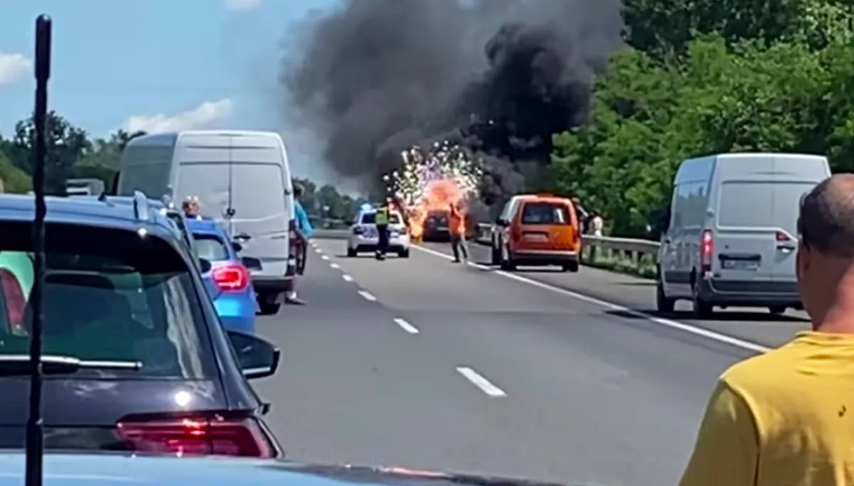 Kigyulladt és felrobbant egy autó az M7-esen - Videó
