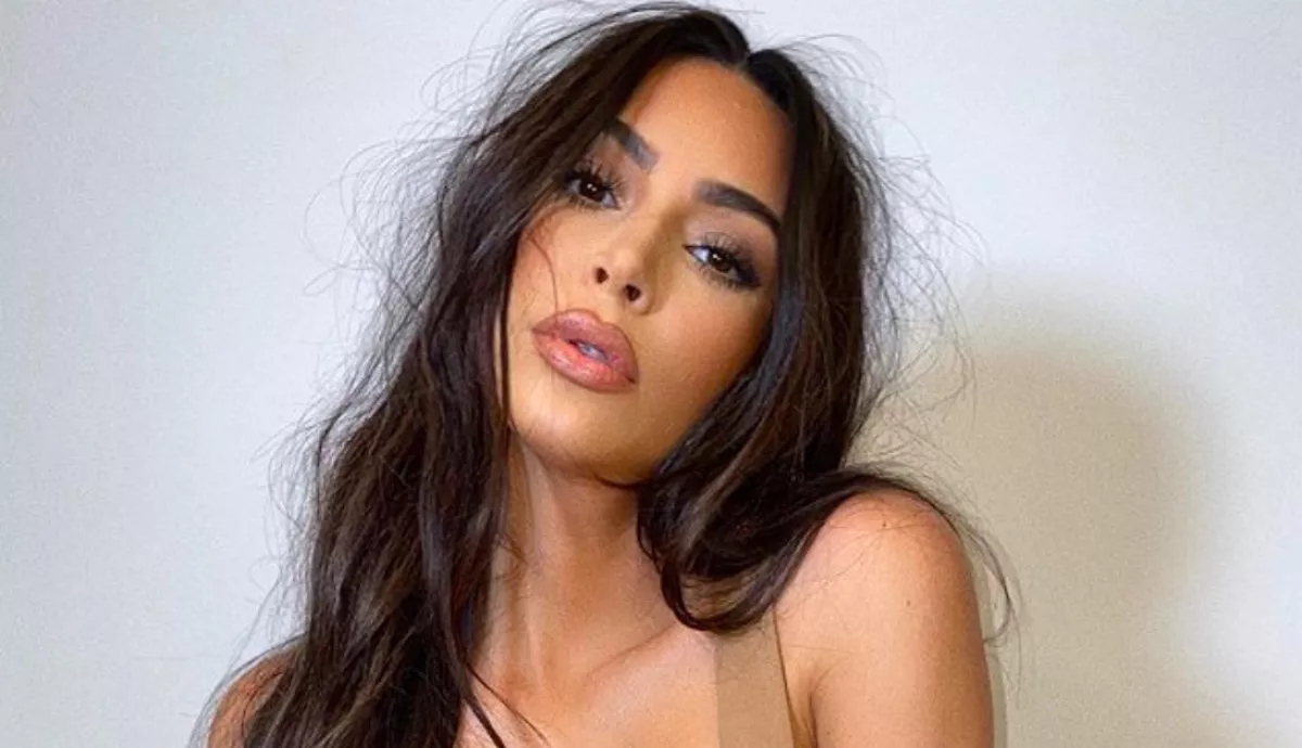 Képtelenség megszokni: Kim Kardashian vörös lett! - Fotók