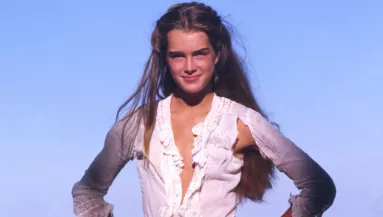 Vizesen, bikiniben mutatta meg: Brooke Shields vérében van A kék lagúna - Fotók