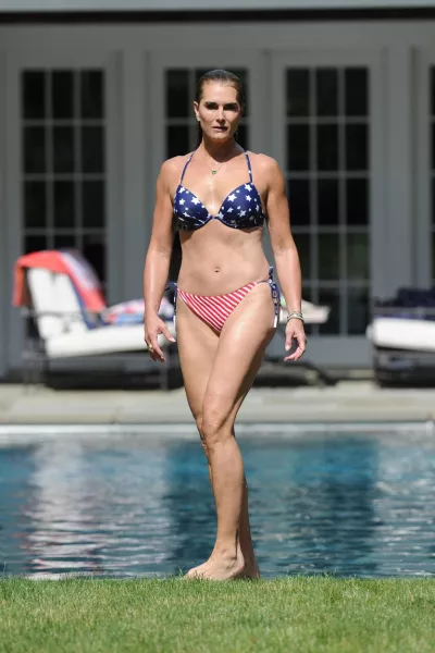 Íme Brooke Shields 55 évesen, egy szál bikiniben hamptoni otthona medencéjénél. Nem először mutatkozik így, és valahányszor megtörténik, a világ csak ámul rajta. Hihetetlen, hogy nem fog rajta az idő, igaz, tesz is ezért eleget.