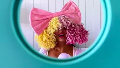 Tavaly lett anya, most meg már nagymama is a 44 éves Sia! - Fotó