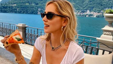 Csak egy szelet pizzát akart megenni a világhírű modell, de valami nem stimmel ezzel a képpel...