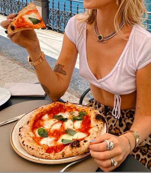 Bizony-bizony, ez itt egy öngyógyító pizza, titkos olasz recept alapján. A rajongók is kiszúrták, de végül a modell is beismerte, a kezében tartott szelet helyére nőtt egy új a tányérjára.