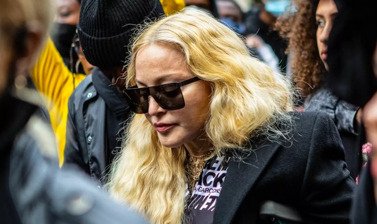 Direkt csinálja? Félmeztelenül mankózik Madonna! - Fotók