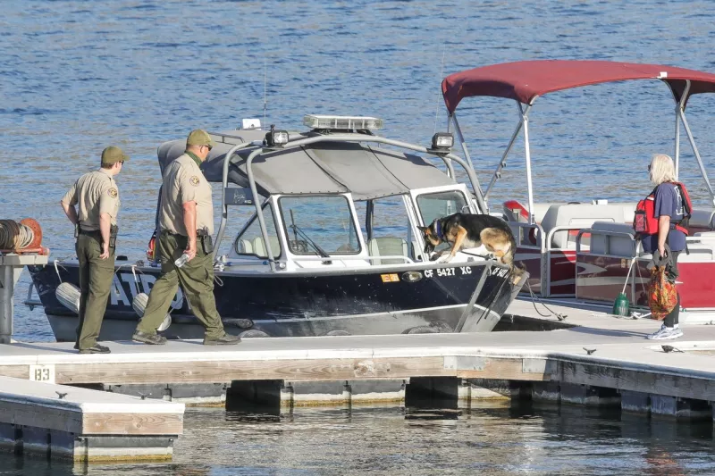 Közel 100 fős keresőcsapat dolgozik két napja azon, hogy megtalálják Naya-t. Keresőkutyák, búvárok, helikopterek és hajók...