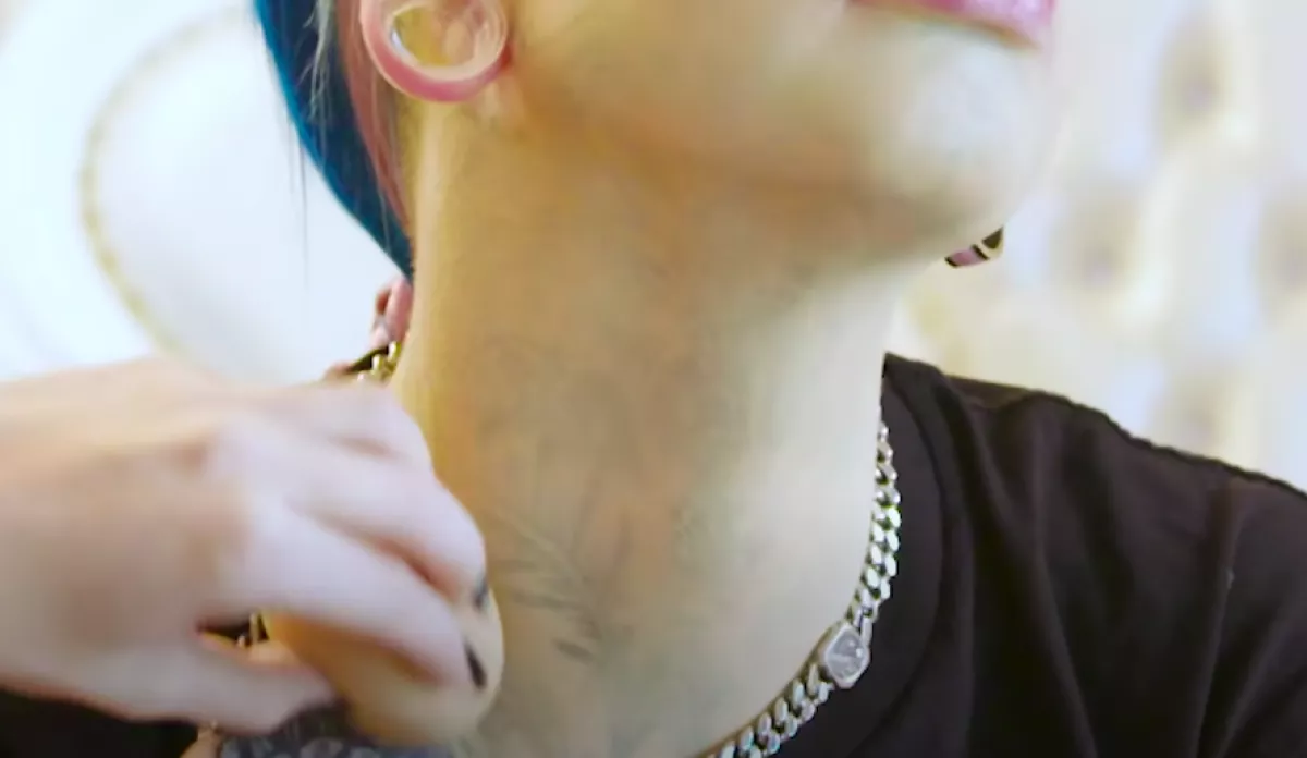 Eltüntették a tetkóit, sokkot kapott a talpig kivarrt Insta-modell - Fotók