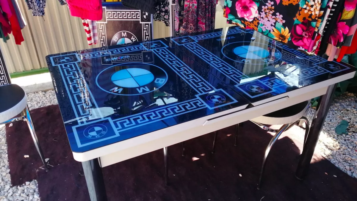 Versace, BMW, Audi - milliókért kínált hamis bútorokat, elfogták! - Fotók