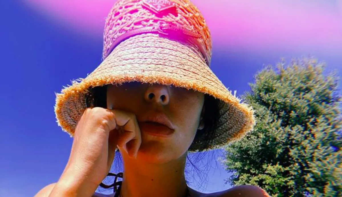 Felismered ezt a gyönyörű hírességet? A kalapja miatt napok óta beszédtéma - Fotók