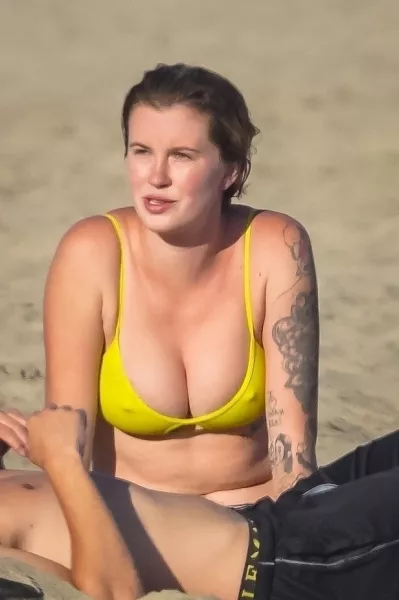 A 24 éves modell néhány hete a szerelmével és a barátaival ejtőzött Malibu strandján. Akkor csodálkozott rá a világ, hogy mennyire kikerekedett a karantén alatt...