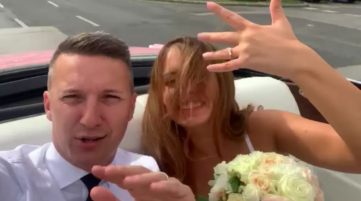 Egy Cadillac-ből, videón jelentette be a magyar énekes, megnősült - Videó