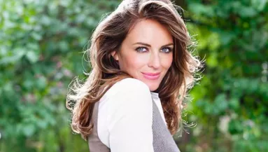 Melltartó nélkül posztolt képeket az 55 éves színésznő! - Fotók