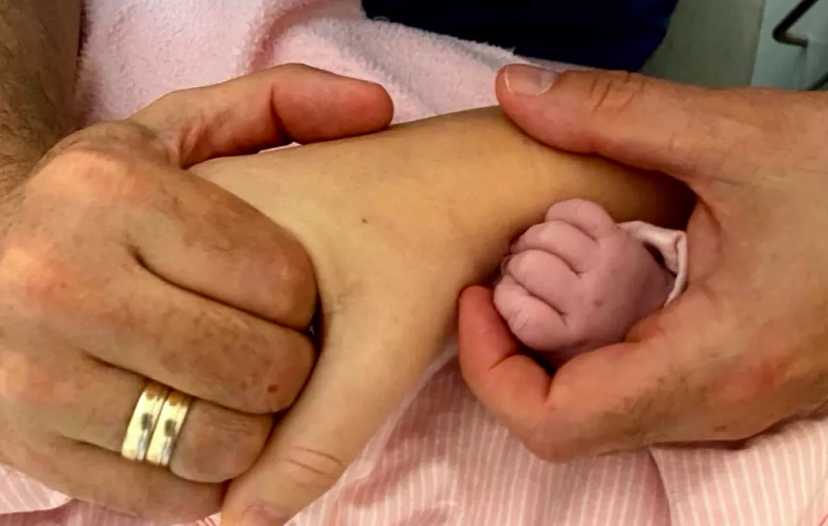 Először mutatta meg kislányát az 56 éves magyar sztár - Fotó