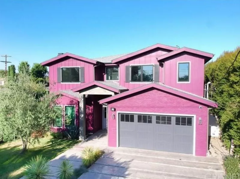 Los Angeles Sherman Oaks nevű városrészében található a kétszintes ház, amit Bella alig 18 évesen vett magának 2016-ban. Az elmúlt négy évben egy valóságos őrültek háza lett belülről.
