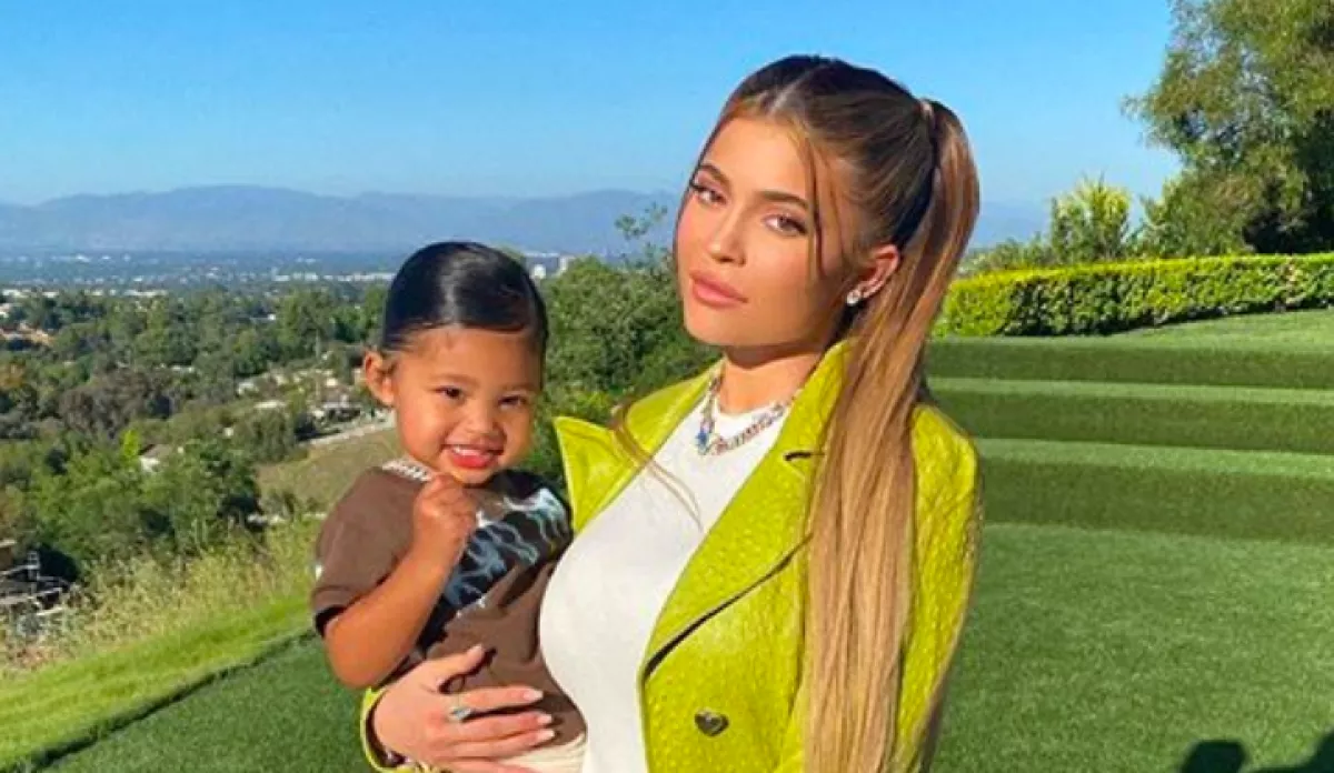 Kiakadtak a rajongók: hiheteten mennyiért és mit vett lányának Kylie Jenner! - Fotók