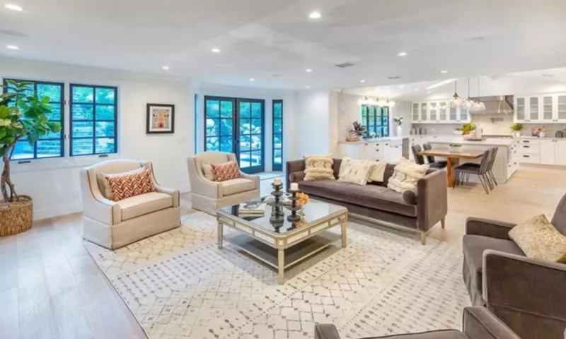 Tágas és világos nappali, gyönyörű konyha, mint a mesében. Bár Miley-t elképzelni egy ilyen környezetben elég nehéz. A ház Hidden Hills-ben, Kaliforniában található. 