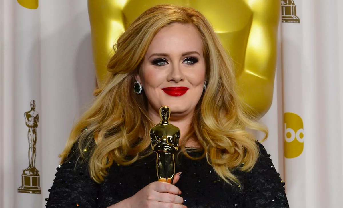 Göndör, szőke bombázó lett Adele! Felismerhetetlen... - Fotók