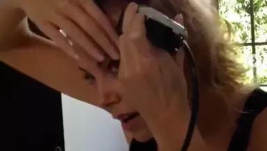 Megőrült! Kopaszra tolta le a haját Charlize Theron - Videó