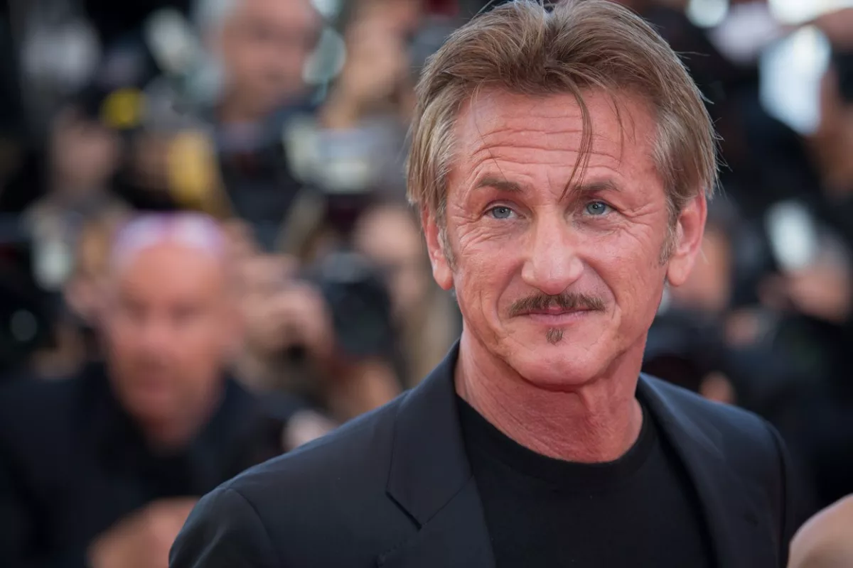 Huszonéves bombázót vett el a 60 éves Sean Penn! - Fotók