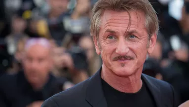 Huszonéves bombázót vett el a 60 éves Sean Penn! - Fotók