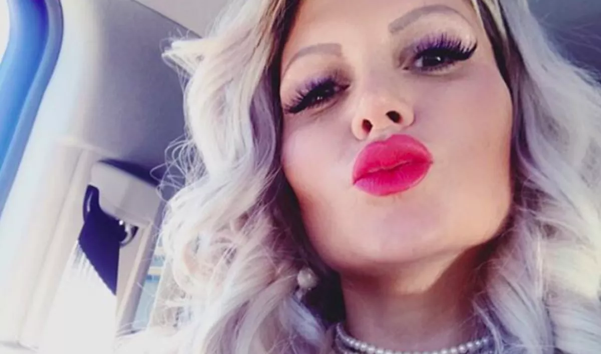 35 CENTI: van valami nyugtalanító a világ legvékonyabb derekú nőjének képein!