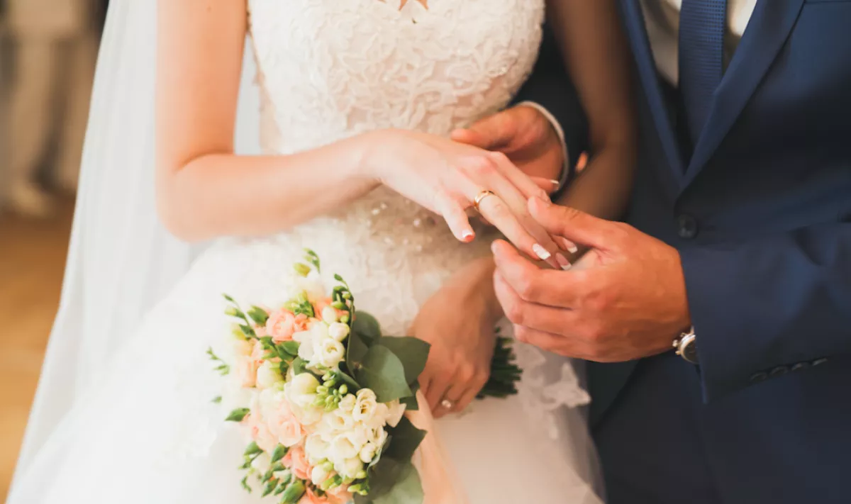 Férjhez ment a gyönyörű magyar énekesnő, álomszép ruhája volt - Fotók