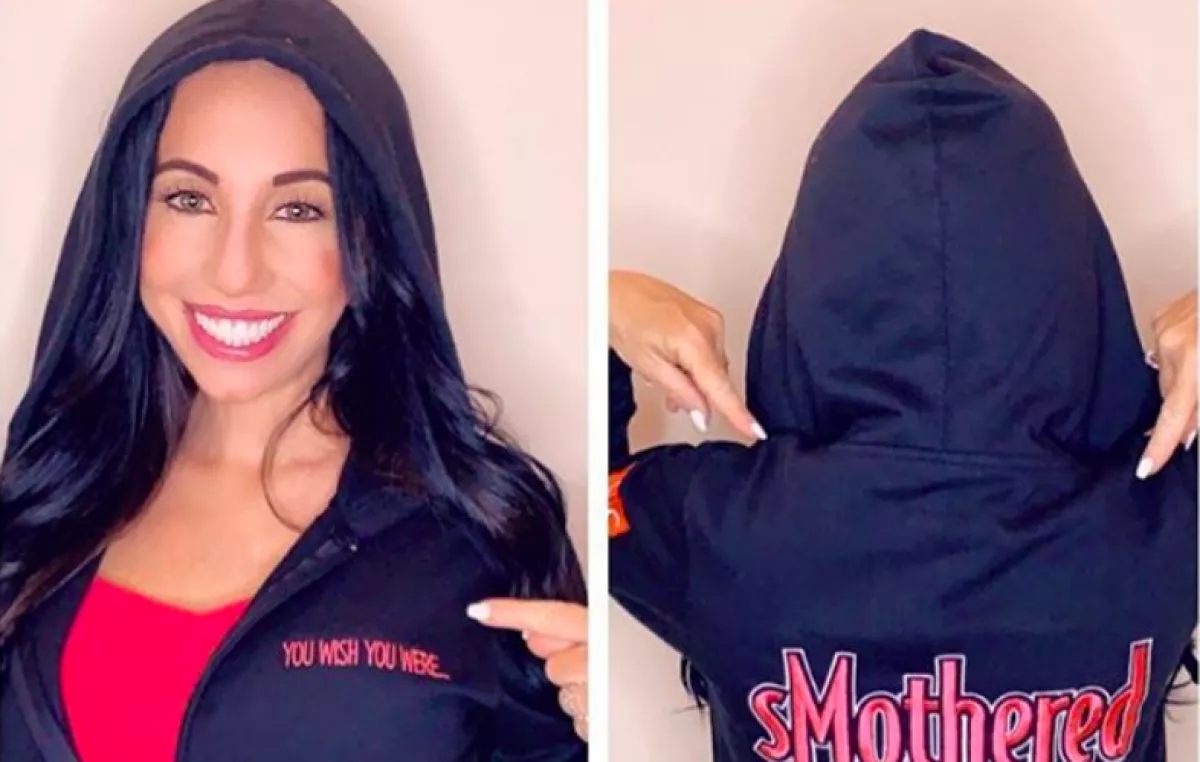 IKREK? NEM! A 60 éves anyát gyakran összekeverik a 30 éves lányával - Fotók