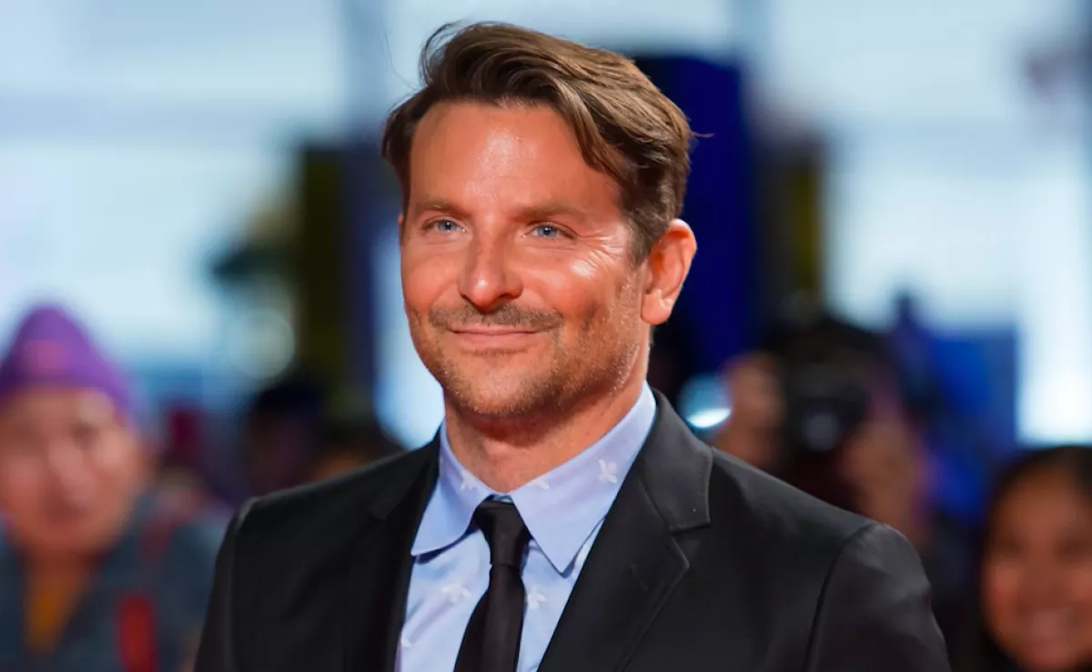 Új álompár? Nem akárkivel sütkérezett a tengerparton Bradley Cooper! - Fotók