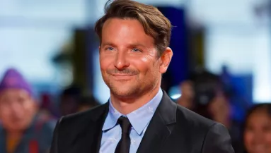 Új álompár? Nem akárkivel sütkérezett a tengerparton Bradley Cooper! - Fotók