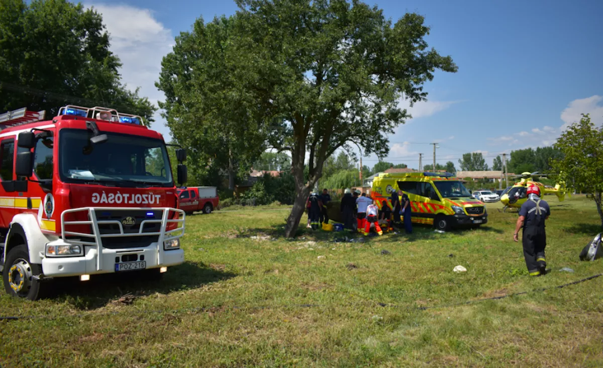MEGRÁZÓ KÉPEK: Vonat elé hajtott az autós Szügyön, egy gyerek is volt vele!
