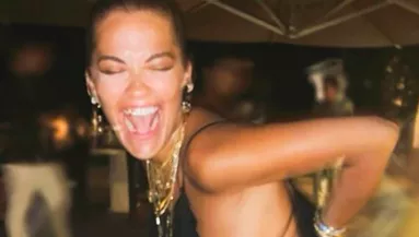 Szemérmetlen! Rita Ora ruhájából mindene kiesett - Fotók