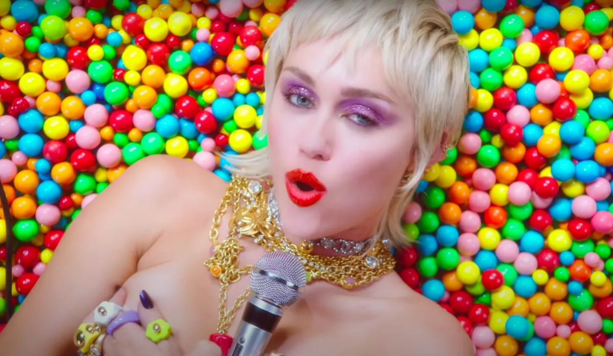 Anyaszült meztelen új klipjében Miley Cyrus - Videó