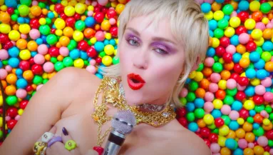Anyaszült meztelen új klipjében Miley Cyrus - Videó