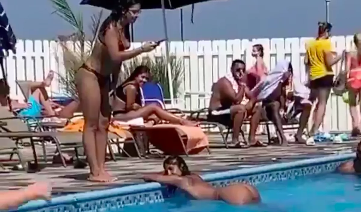 Háborognak a szülők! Gyerekek között popsifotózták az influenszert! - Videó