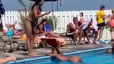 Háborognak a szülők! Gyerekek között popsifotózták az influenszert! - Videó