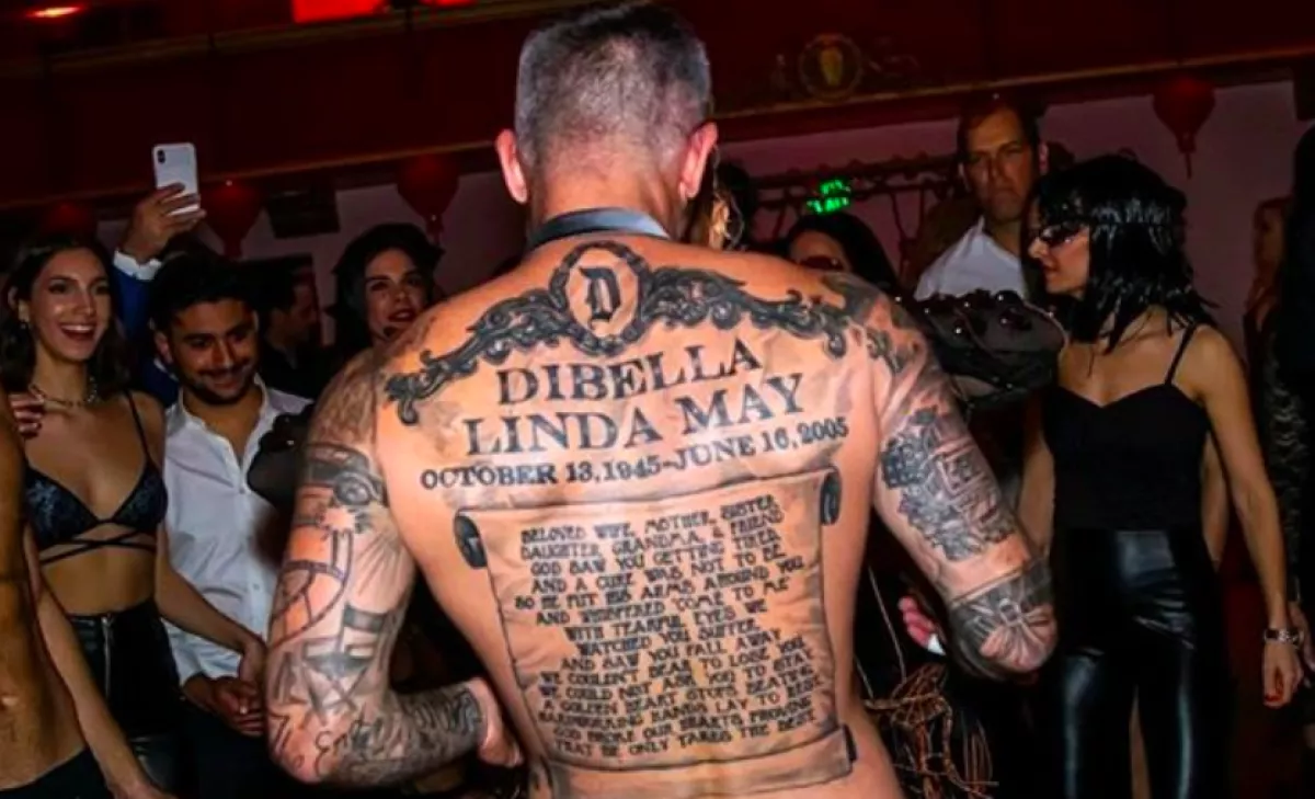 FOTÓK: Megőrülnek a huszonéves lányok ezért az 50 éves ősz Insta-sztárért!