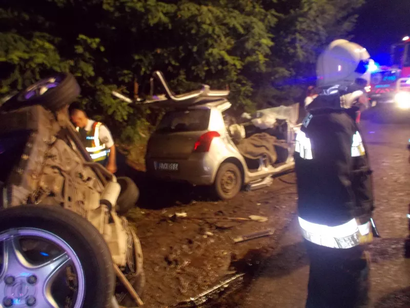 Három autó ütközött össze augusztus 23-án vasárnap este Hajdúnánás és Hajdúdorog között. A sérültek a roncsba szorultak, őket a hajdúböszörményi és hajdúnánási hivatásos tűzoltók feszítővágó berendezéssel szabadították ki. A műszaki mentést a Hajdú-Bihar megyei katasztrófavédelmi műveleti szolgálat irányította. A mentőszolgálat hat embert szállított kórházba, hárman pedig a helyszínen életüket vesztették.