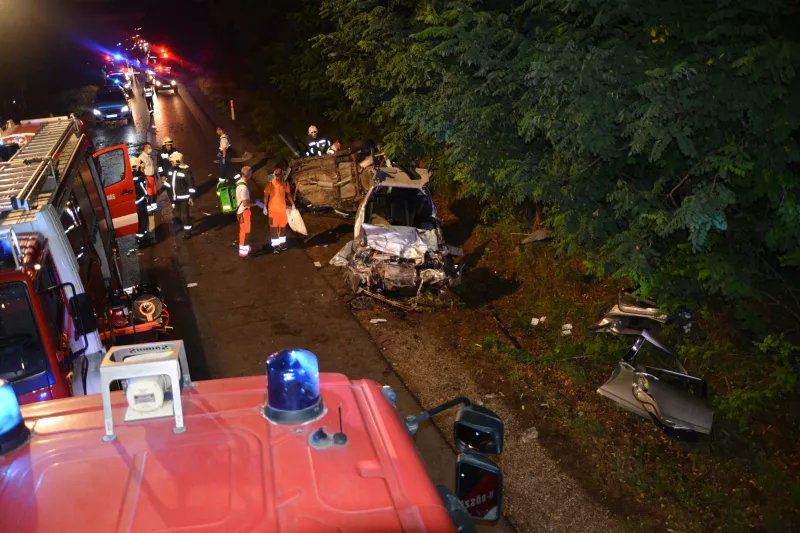 Három autó ütközött össze augusztus 23-án vasárnap este Hajdúnánás és Hajdúdorog között. A sérültek a roncsba szorultak, őket a hajdúböszörményi és hajdúnánási hivatásos tűzoltók feszítővágó berendezéssel szabadították ki. A műszaki mentést a Hajdú-Bihar megyei katasztrófavédelmi műveleti szolgálat irányította. A mentőszolgálat hat embert szállított kórházba, hárman pedig a helyszínen életüket vesztették.