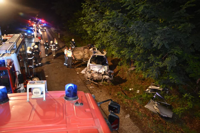 Három autó ütközött össze augusztus 23-án vasárnap este Hajdúnánás és Hajdúdorog között. A sérültek a roncsba szorultak, őket a hajdúböszörményi és hajdúnánási hivatásos tűzoltók feszítővágó berendezéssel szabadították ki. A műszaki mentést a Hajdú-Bihar megyei katasztrófavédelmi műveleti szolgálat irányította. A mentőszolgálat hat embert szállított kórházba, hárman pedig a helyszínen életüket vesztették.