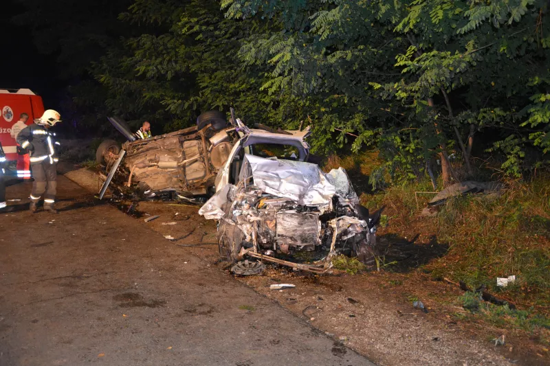 Három autó ütközött össze augusztus 23-án vasárnap este Hajdúnánás és Hajdúdorog között. A sérültek a roncsba szorultak, őket a hajdúböszörményi és hajdúnánási hivatásos tűzoltók feszítővágó berendezéssel szabadították ki. A műszaki mentést a Hajdú-Bihar megyei katasztrófavédelmi műveleti szolgálat irányította. A mentőszolgálat hat embert szállított kórházba, hárman pedig a helyszínen életüket vesztették.