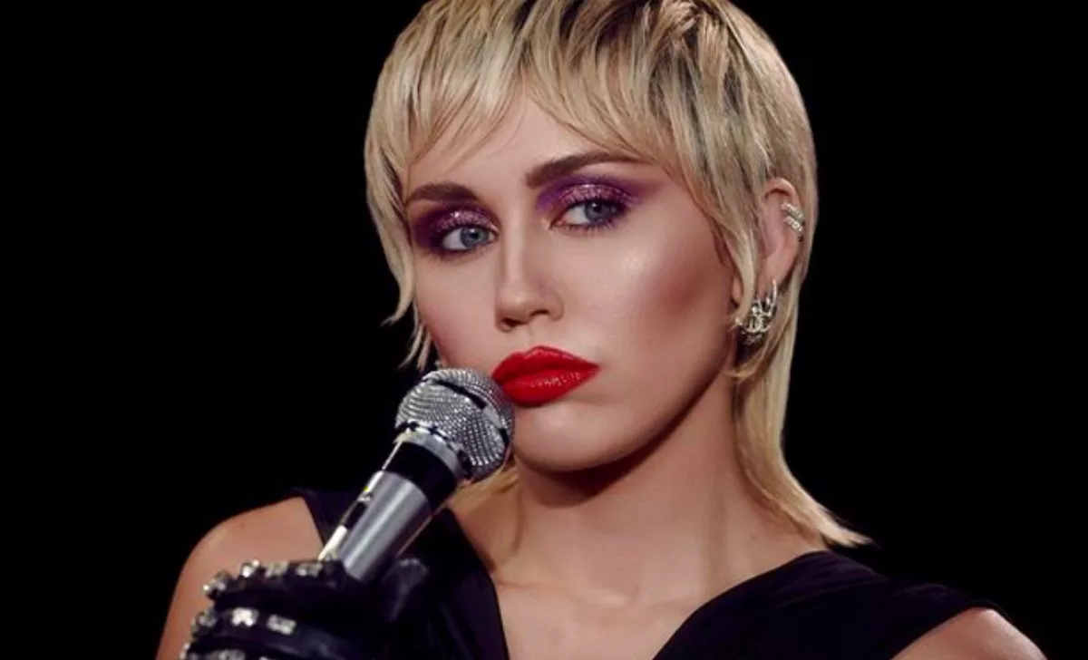 Ruha nélküli képeket posztol a netre Miley Cyrus 20 éves húga! - Fotók