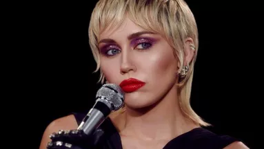 Ruha nélküli képeket posztol a netre Miley Cyrus 20 éves húga! - Fotók