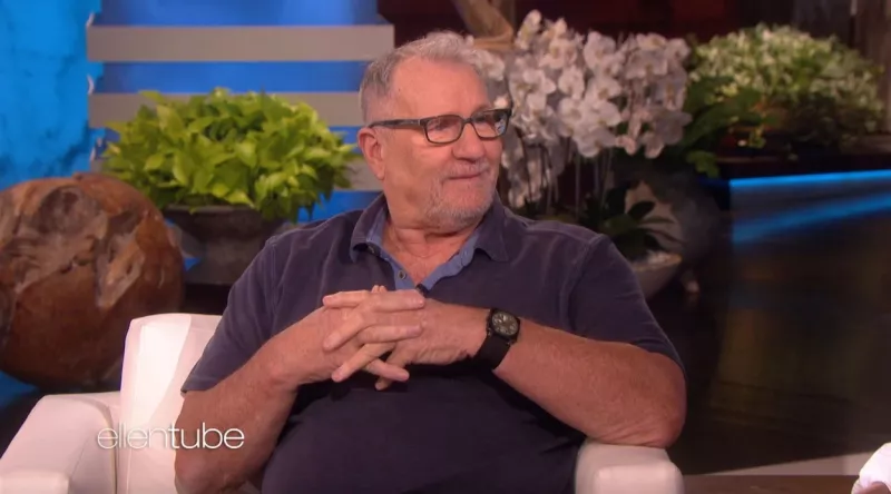 És íme a papucsférj, Al Bundy. A 73 Ed O'Neill-nek világhírnevet hozott a szerep. 2009 óta pedig a Modern család egyik főszereplője. Kevesen tudják, de ő keresett szinkronhang is, a Family Guy és Szenilla nyomában filmekben is hallhattuk többek közt