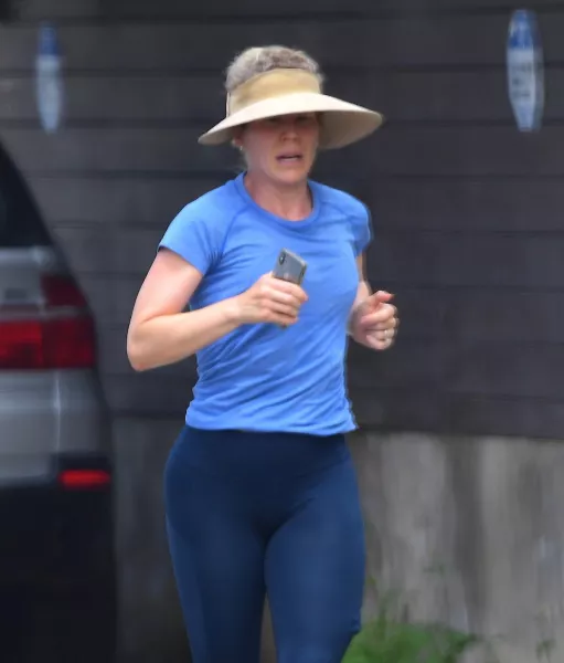 A család szexi lányát, Kelly Bundy-t Christina Applegate alakította. Egy csapásra lett szexszimbólum, és sikeres színésznő. Legutóbb januárban jelent meg egy eseményen, 49 éves lesz idén már. Érdekes, a Jóbarátokban is szerepelt és azért Emmy díjat is kapott.