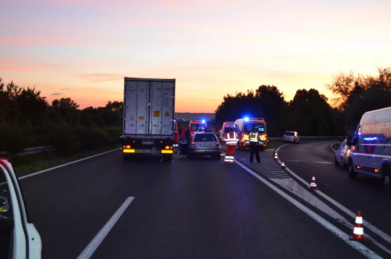 2020. augusztus 26-án, 5 óra magasságában az M7-es autópálya Budapest felé vezető oldalán, Balatonvilágos térségében három személygépkocsi ütközött össze.