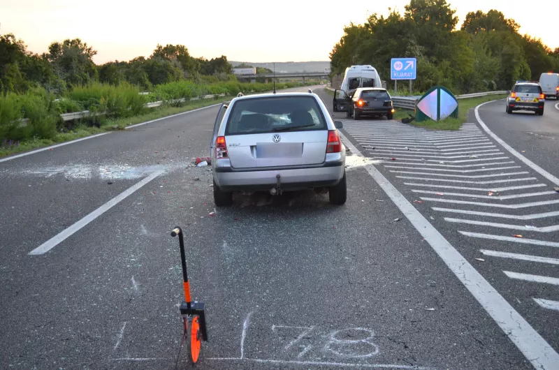 A helyszíni szemle adatai alapján túlhaladt eredeti útvonalának lehajtóján az a 62 éves balatonendrédi lakos, aki járművét a leállósávon hátramenetbe kapcsolva próbálta meg korrigálni a tévesztést. A manőver során az autót részben a külső forgalmi sávba kormányozta, amit a mögötte szabályosan, de gyorsforgalmi utakat jellemző nagy sebességgel közlekedő két autóvezető is későn észlelt, így már nem tudták elkerülni az ütközést.